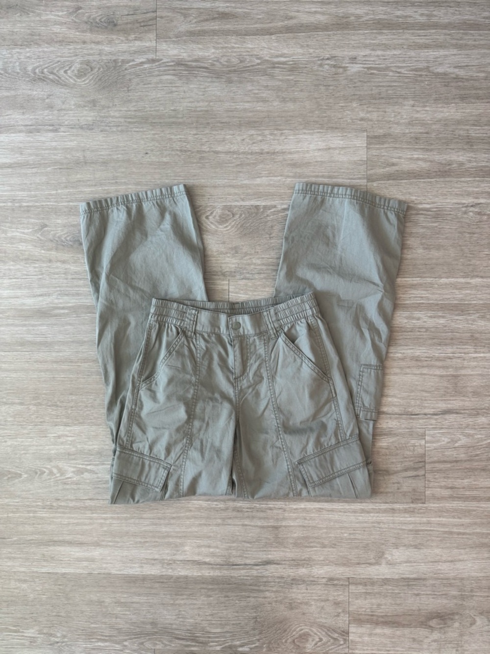 NWT H&M Low-Rise Cargo Pants in Olive Green, Size 2 - Picture 5 of 8
